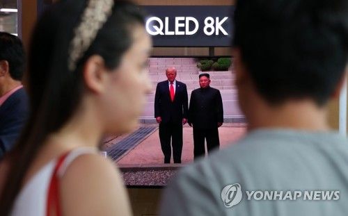 역사적 장면 시청하는 시민들