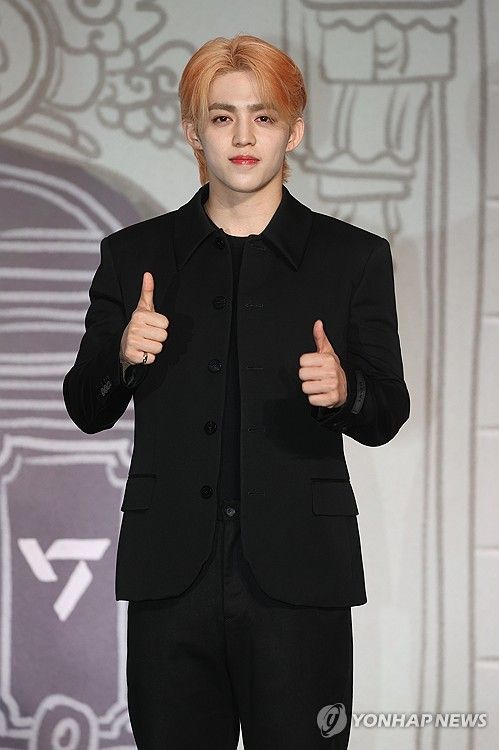 포즈 취하는 에스쿱스