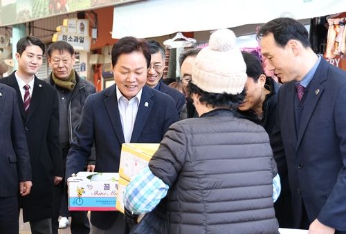 거제 옥포국제시장 찾은 박완수 경남지사