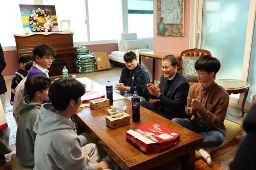 김영호 통일부 장관, 설 명절 맞아 무연고 탈북청소년 격려