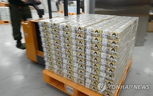 설 화폐공급 방출 작업하는 한국은행 관계자들