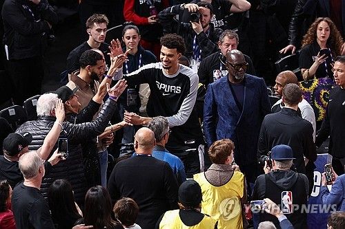 관중과 인사하는 웸반야마