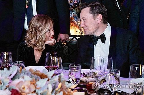 조르자 멜로니 이탈리아 총리(왼쪽)와 일론 머스크