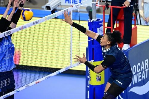 스파이크 때리는 지젤 실바(오른쪽)