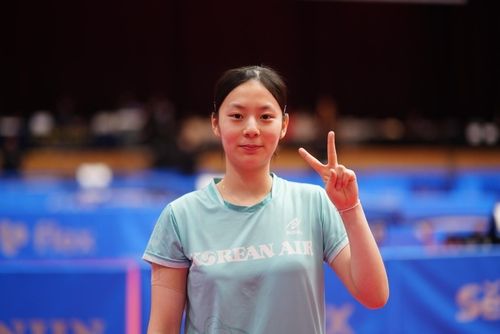 인터뷰 후 포즈 취한 대한항공의 박가현 