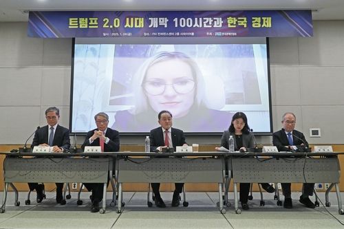 화상 기조강연을 하는 캘리 앤 쇼