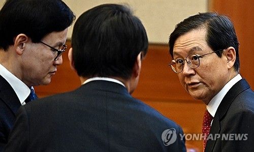 대화하는 윤 대통령 변호인단