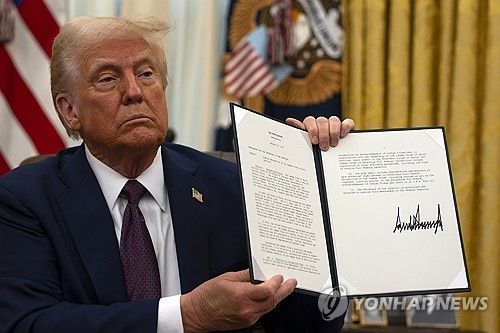 행정명령에 사인하는 트럼프 대통령