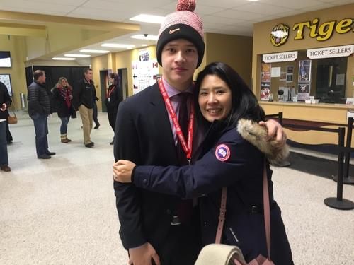 사샤 무탈라와 어머니 김지영씨