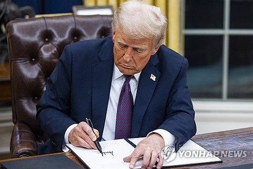 행정명령에 서명하는 도널드 트럼프 미국 대통령