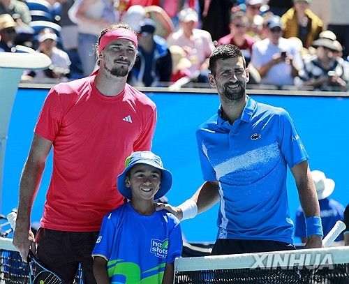 경기 시작 전에 포즈를 취한 츠베레프(왼쪽)와 조코비치. 