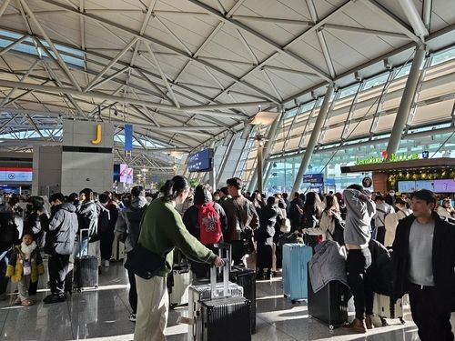 오전부터 여객으로 붐비는 인천국제공항