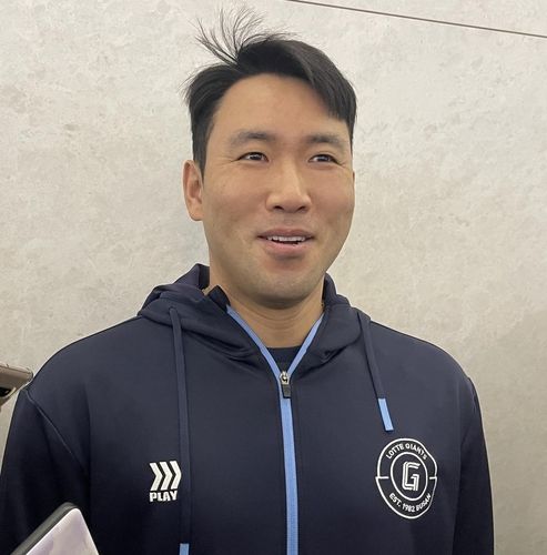 스프링캠프 출국에 앞서서 밝은 표정을 보인 롯데 전준우