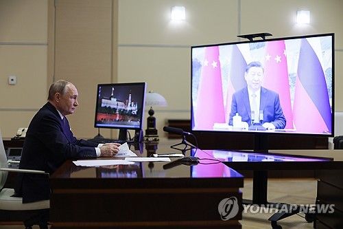 21일(현지시간) 시진핑 중국 국가주석과 화상회담하는 블라디미르 푸틴 러시아 대통령. [EPA=연합뉴스]