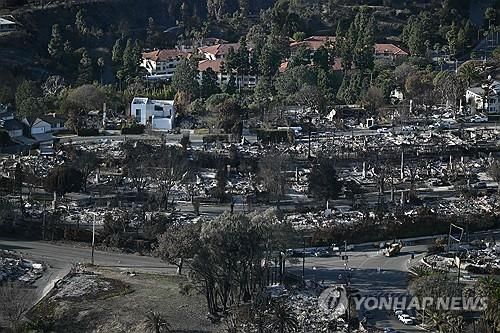 트럼프가 탄 헬기에서 촬영한 LA산불 피해지역