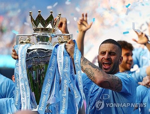 EPL 우승 트로피를 들고 기뻐하는 카일 워커