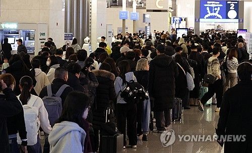 설 명절 앞두고 붐비는 인천공항