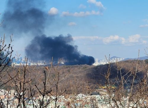 화재 현장서 치솟는 검은 연기
