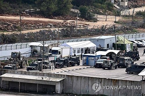 서안지구 교도소에서 팔레스타인 수감자 석방 준비하는 차량