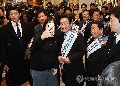 귀성 인사 나선 이재명 대표