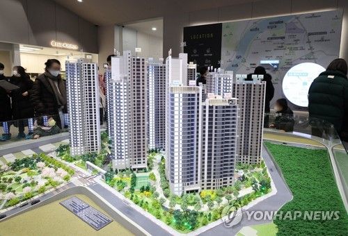 서울의 한 견본주택을 관람하는 사람들