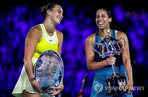 키스와 사발렌카(왼쪽)