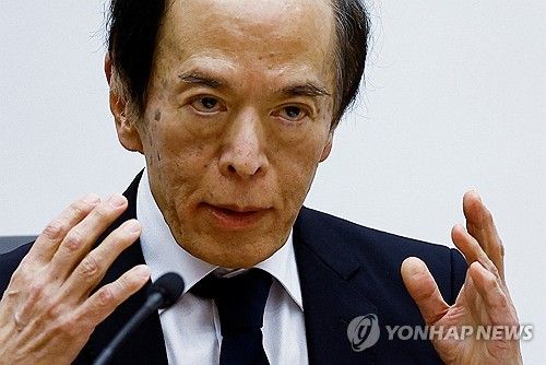 기자회견에서 발언하는 우에다 가즈오 일본은행 총재