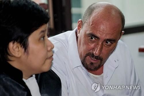 프랑스인 마약 사범 세르주 아틀라우이(오른쪽)