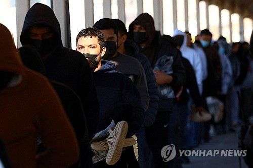 미국서 추방돼 멕시코로 가는 이주민들