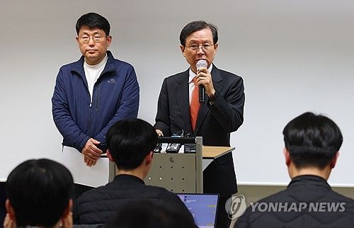 기자회견하는 윤석열 대통령 변호인단