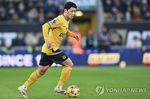 울버햄프턴 황희찬이 아스널전에서 공을 모는 모습.