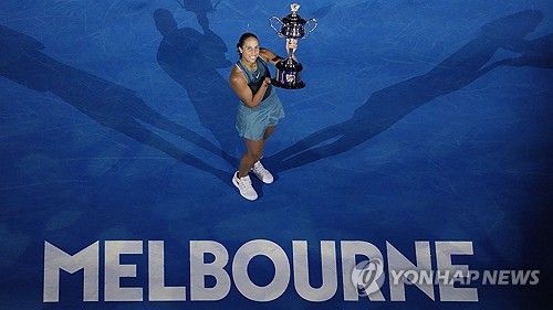 우승 트로피 들어올린 키스