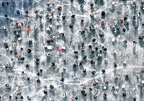 빙판 위에서 즐기는 빙어낚시