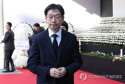 이동하는 김경수 전 경남도지사