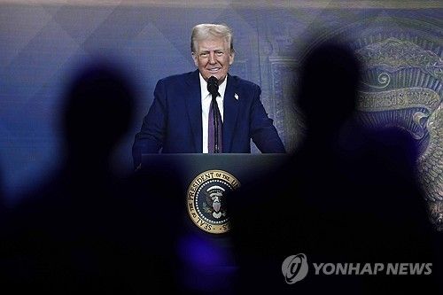 다보스 세계경제포럼서 화상 연설하는 트럼프 미국 대통령