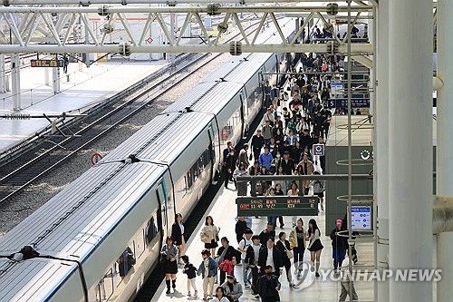 서울역에서 하차한 KTX 이용객들