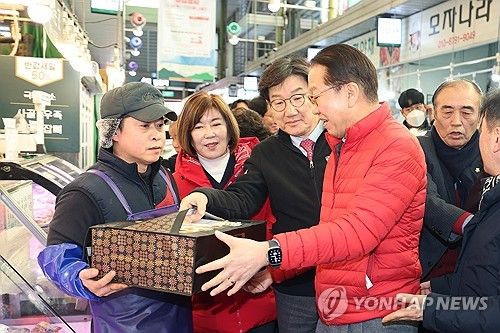 설맞이 전통시장 방문한 권영세-권성동