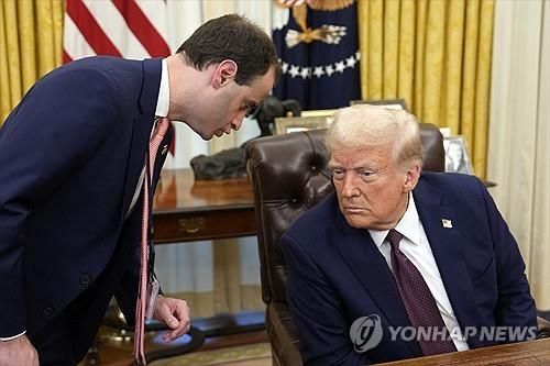 23일 트럼프 대통령에게 무언가 말하는 샤프 비서관