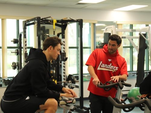 대화하는 SSG 외국인 투수 화이트(오른쪽)와 앤더슨