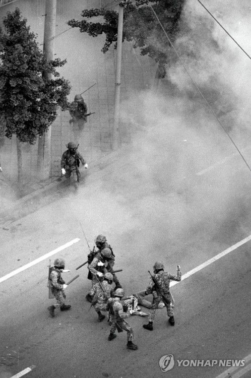 1980년 5·18 당시 광주에서 시민 구타하는 계엄군