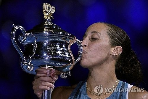 우승 트로피에 키스하는 키스