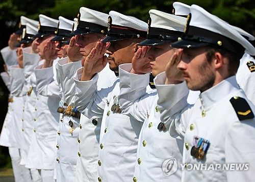 2024년 6월 부산유엔기념공원 참배하는 네덜란드 해군 장병