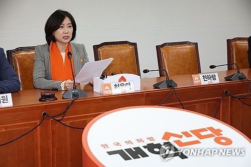 발언하는 허은아 대표, 비어있는 원내대표 자리