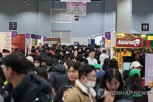 방문객들로 붐비는 컬리푸드페스타 2024