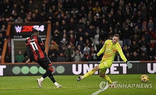 본머스 와타라가 해트트릭을 완성하는 순간.