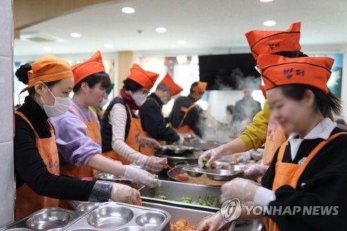 500인분 점심 식사 배식 시작