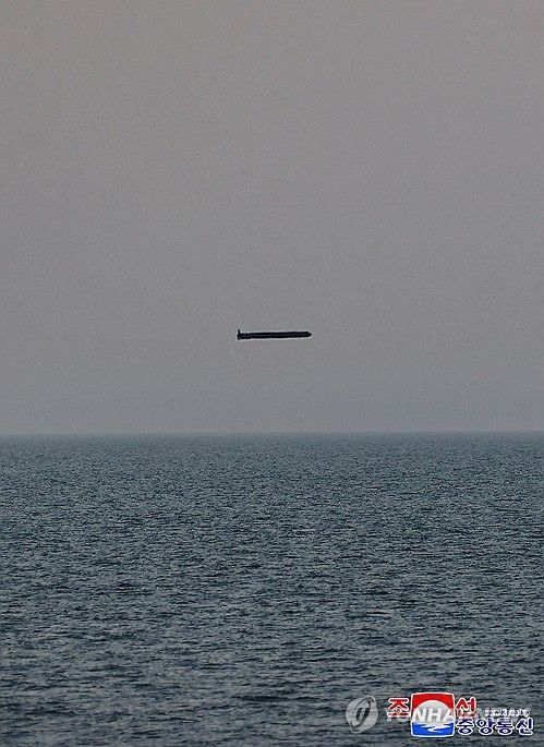 北, 전략순항미사일 시험발사…김정은 "전쟁억제수단 완비"