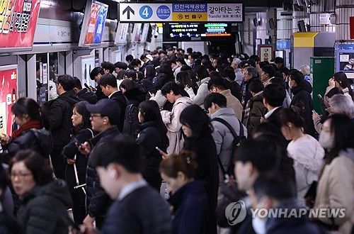 서울 등에 많은 눈이 내린 작년 11월 27일 오후 서울 지하철 1호선 서울역 탑승장이 퇴근길 이용객들로 붐비고 있다. [연합뉴스 자료사진]