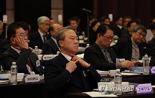 굳은 표정의 대학 총장들