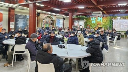 밥퍼를 찾은 어르신들